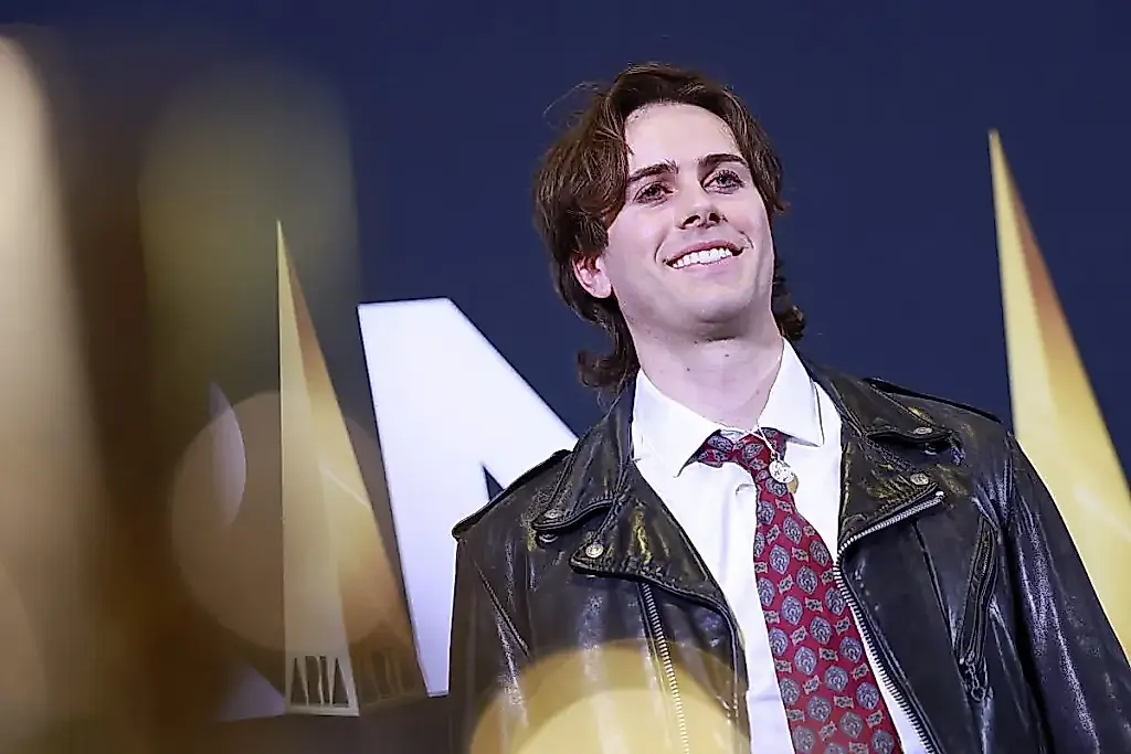 Yes Boone подписал контракт с Warner Music Australasia