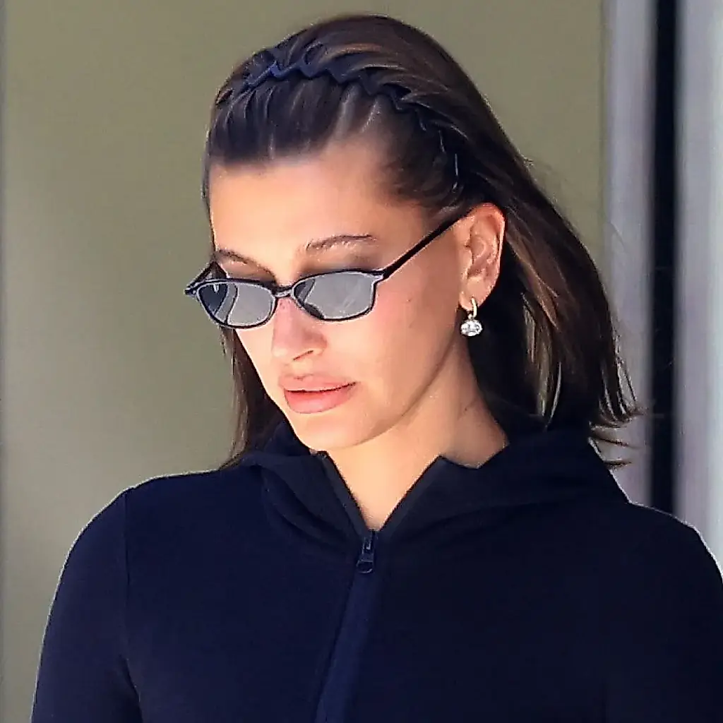 Hailey Bieber da su visto bueno a las zapatillas de gelatina