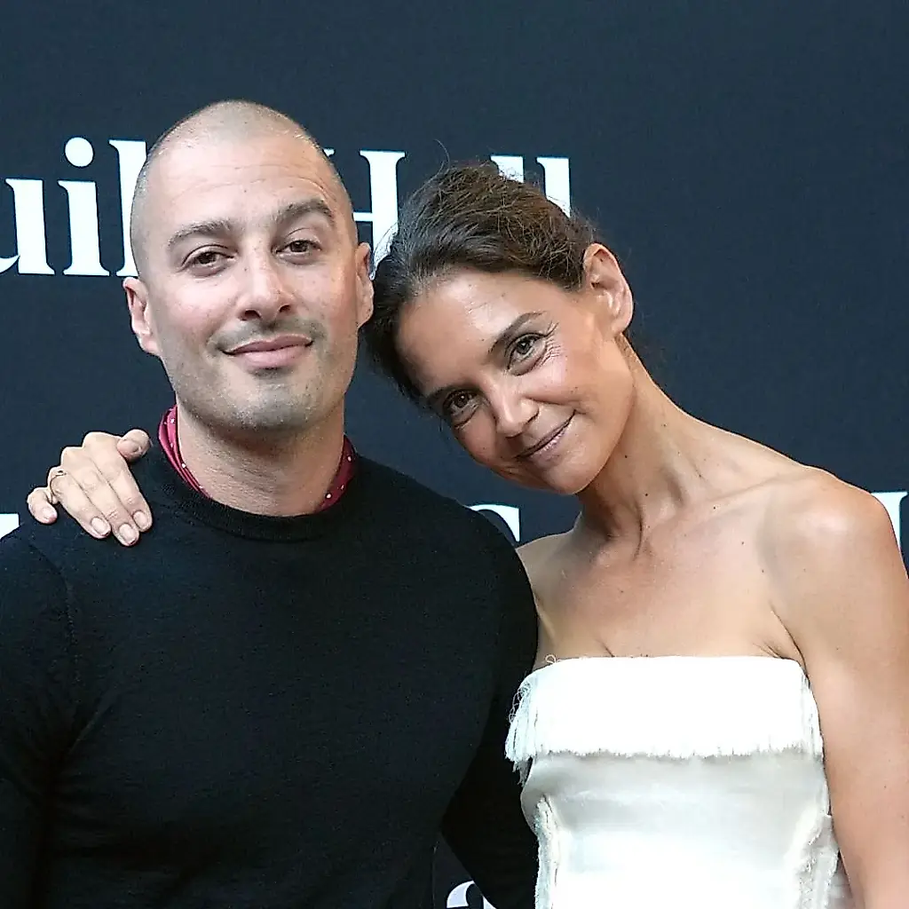 Katie Holmes luce el bolso estrella del otoño de 2026 en una cita con un vestido blanco palabra de honor