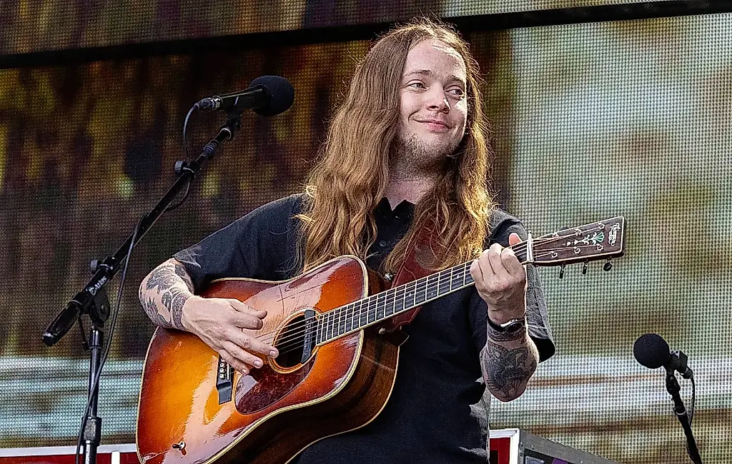 Billy Strings sale al escenario con casco tras el ataque de un fan