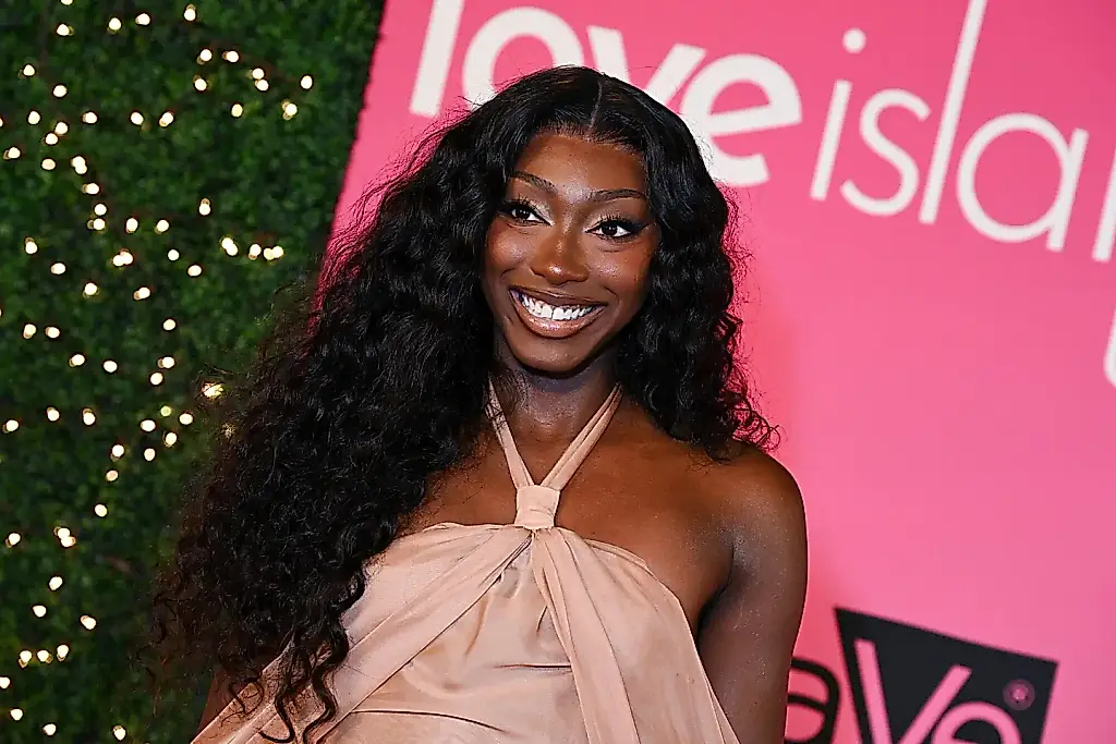 Las estrellas de Love Island USA hacen una audición de broma para KATSEYE