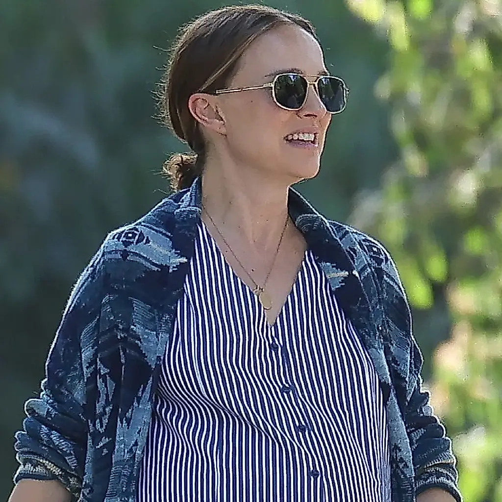 Las zapatillas blancas de Veja convierten a Natalie Portman en la madre más chic de París