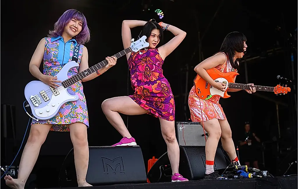 Otoboke Beaver извинились за травмирование фаната гитарой