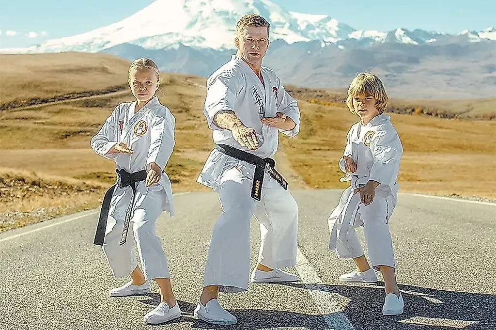 Con los puños apretados. Roman Kurtsyn, sobre «El pequeño karateka», los matones y el beso de la cobra