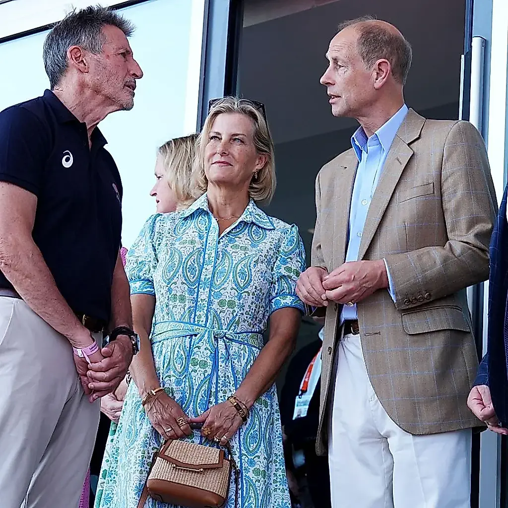 Sophie, duquesa de Edimburgo, se viste de verano: vestido de cachemira y bolso de rafia, con el visto bueno de Zara Tindall