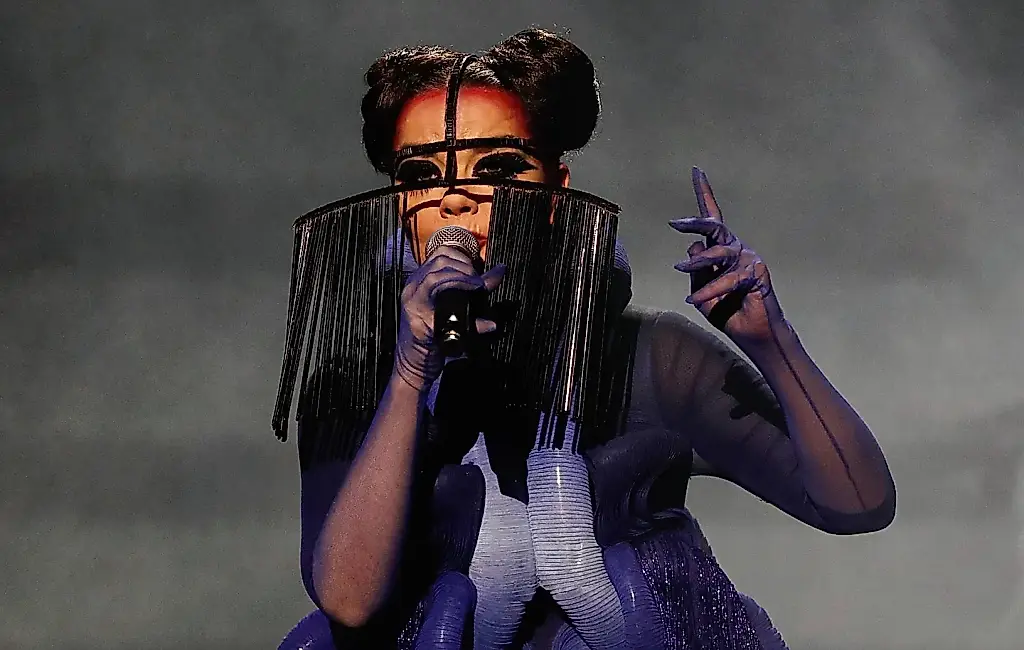 Björk monta una sesión de DJ en una rave durante un eclipse solar en Islandia