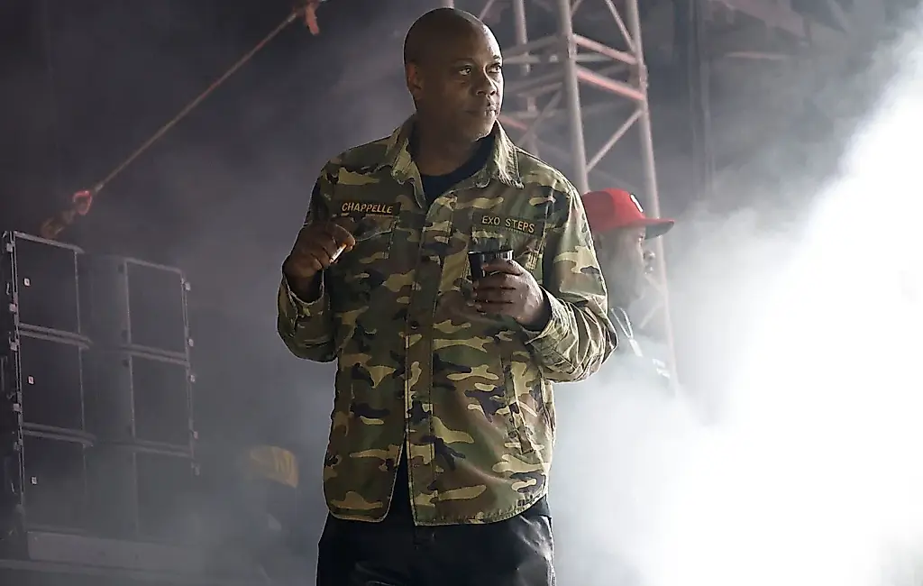 Dave Chappelle arremete contra los organizadores: micrófonos apagados, historia arruinada
