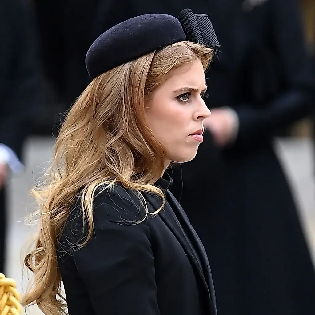 Сара Фергюсон не пришла на похороны бывшего, но отправила дочь