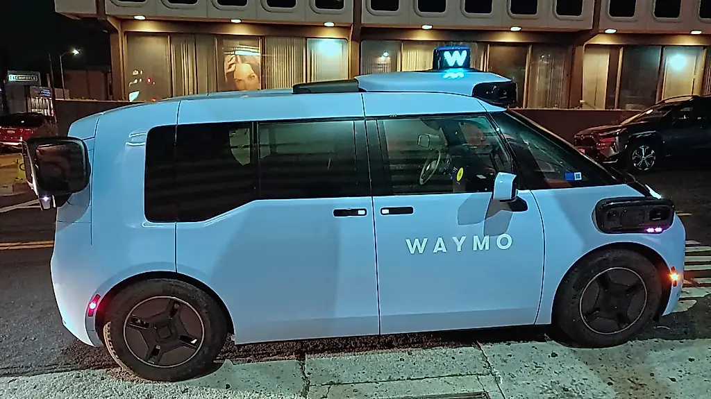 Waymo obtiene permiso para transportar pasajeros en Sacramento y San Diego