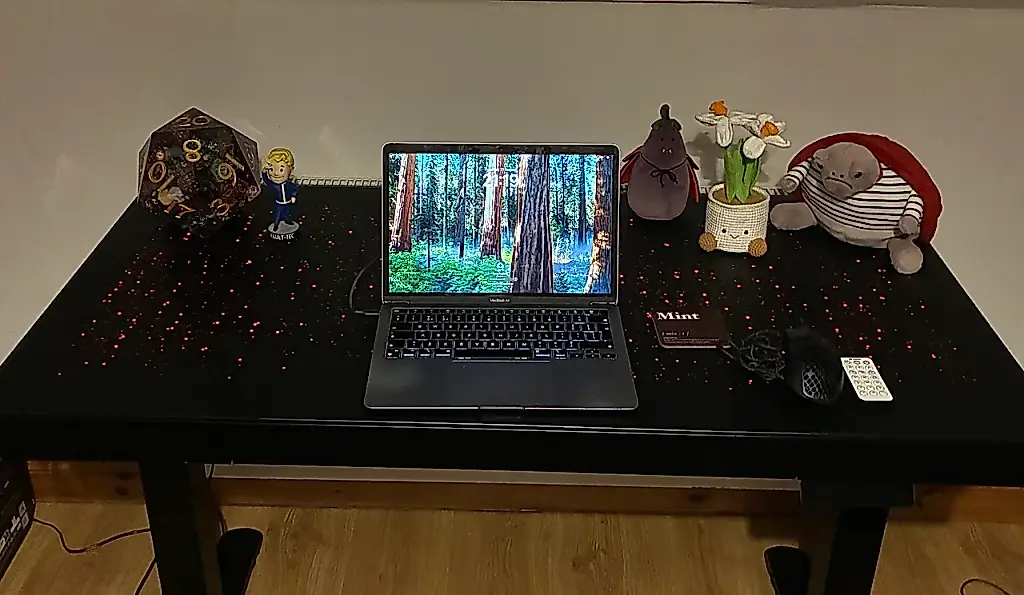 Dos meses con la «mesa milagrosa» Eureka Ergonomic Wonder Glowing Glass Desk