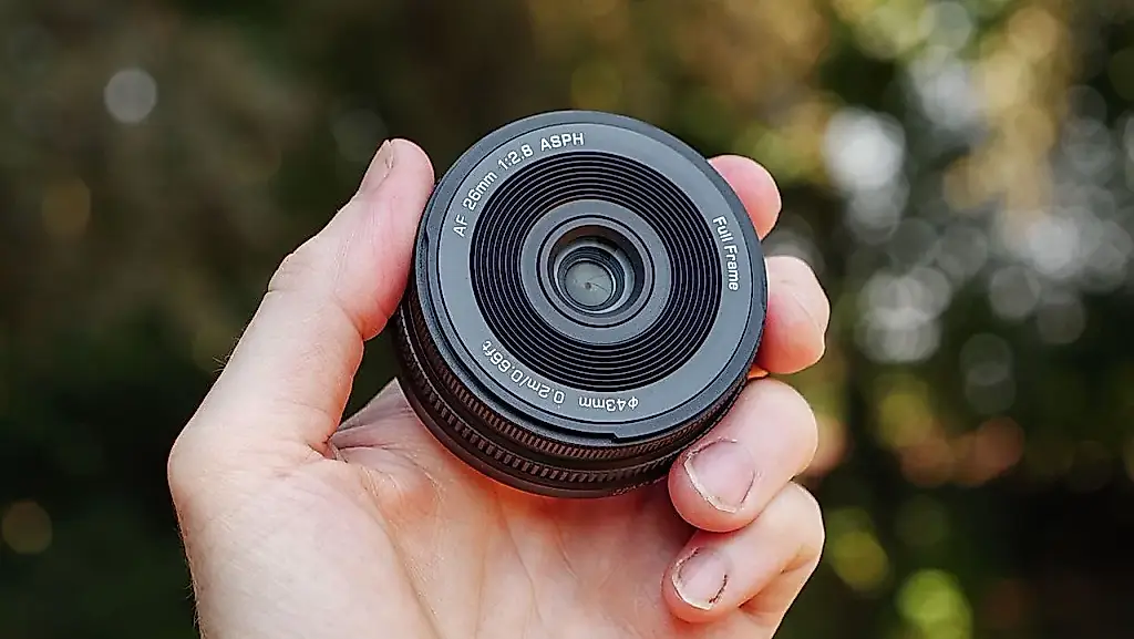 Палочка-выручалочка: Viltrox 26mm f/2.8 — идеальный китовый объектив для Sony и Nikon?