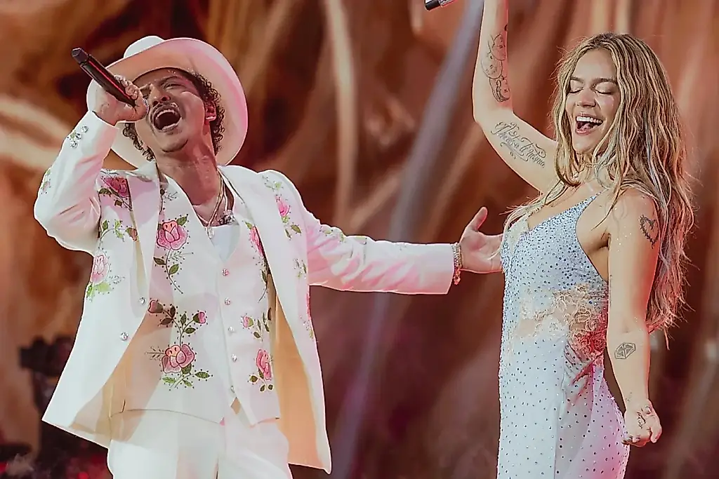 Karol G y Bruno Mars: un espectáculo sorpresa en Los Ángeles