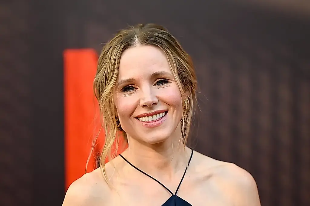Kristen Bell sorprende en un partido de béisbol: lleva Broadway al campo y mezcla «Frozen» con «Dirty Dancing»
