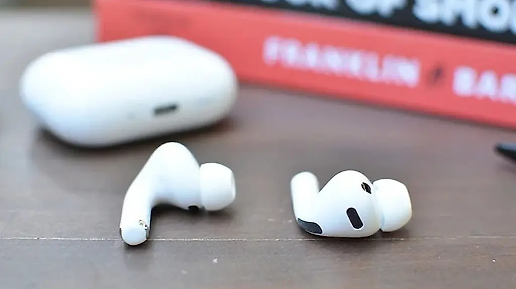 Apple случайно раскрыла наушники AirPods с камерой