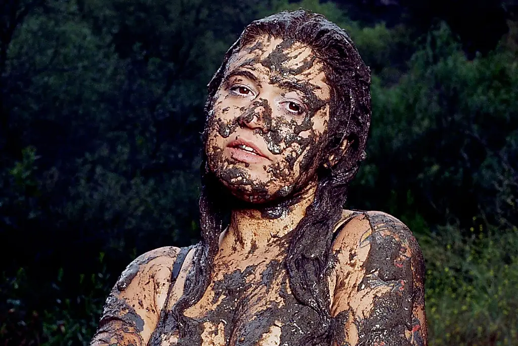Remi Wolf выпускает сингл «Bottle»: альбом «Mud» обещает стать откровением