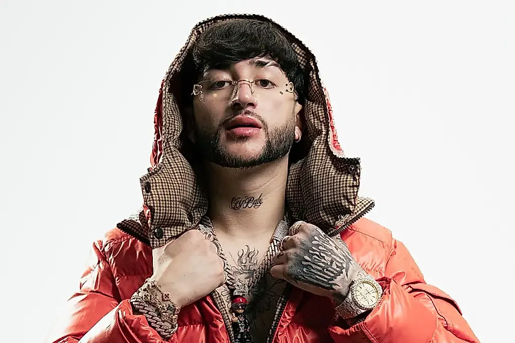 Al cantante mexicano le tumban la gira por EE. UU.: juegos de visados al borde del absurdo