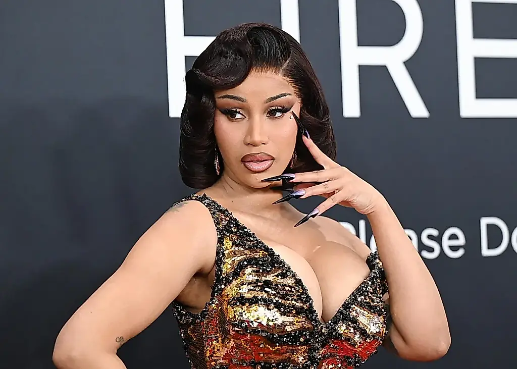 Cardi B sale en defensa de KATSEYE y su «Hootie Frutti»