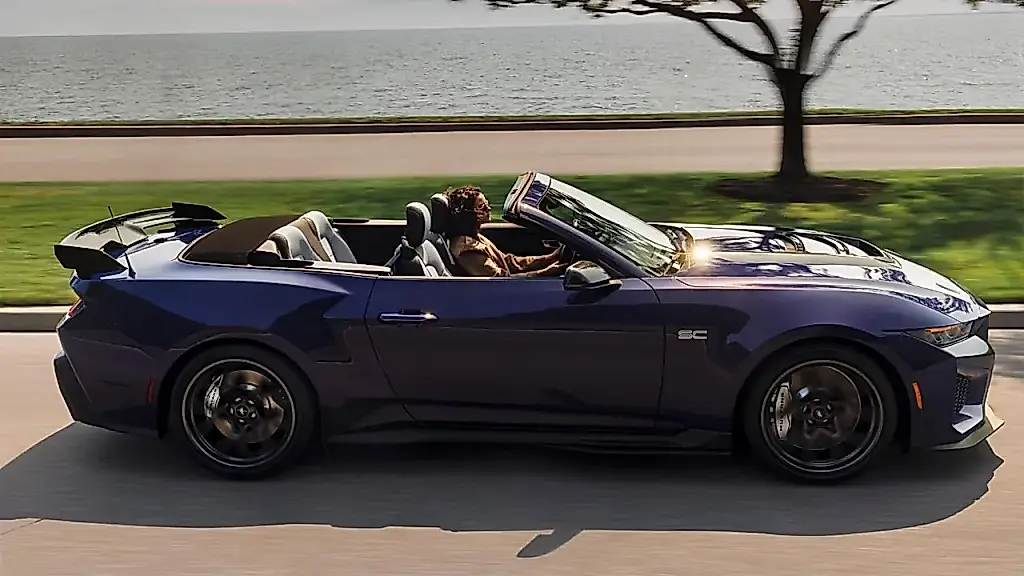 Ford presenta el Mustang Dark Horse SC Convertible: competencia para Porsche y Corvette