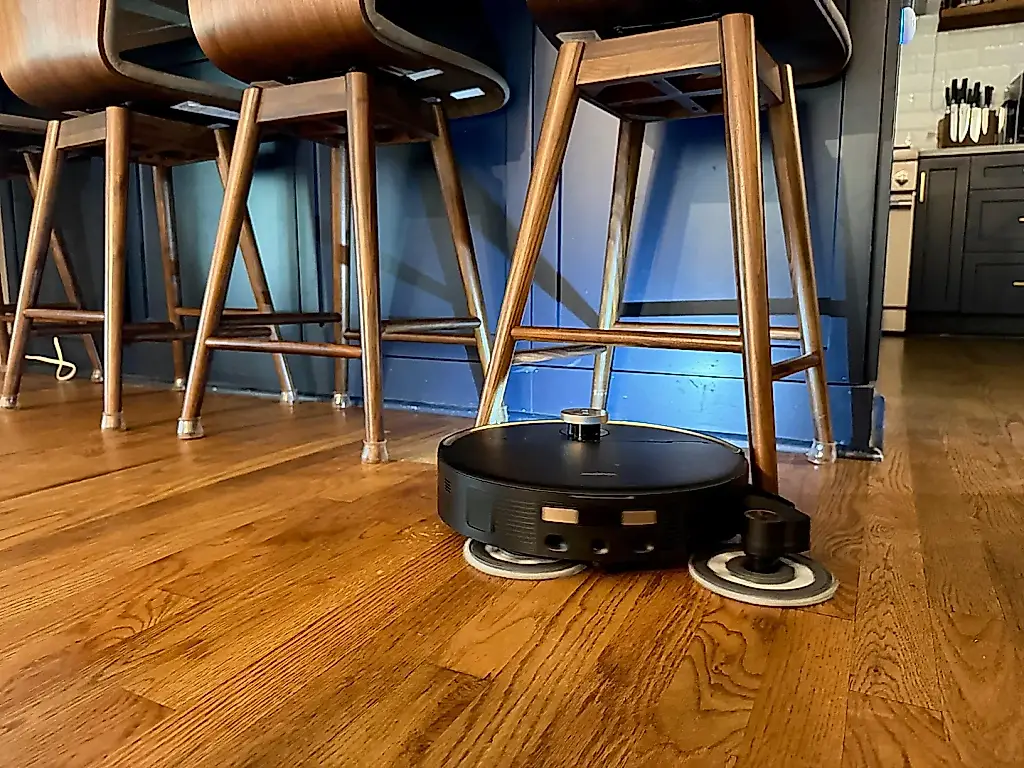 Un robot aspirador resuelve el problema de los taburetes de cocina