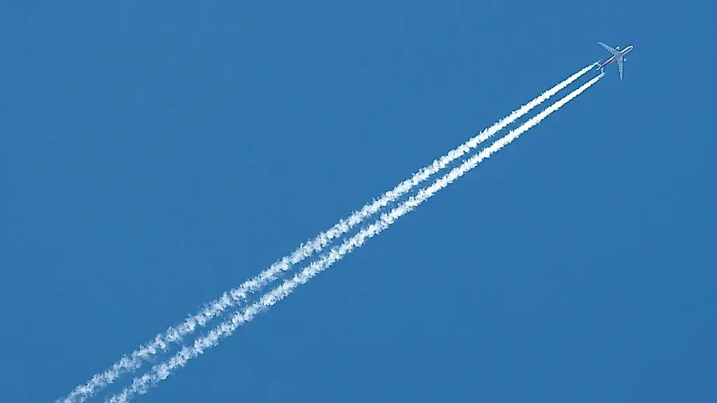 Google usa la IA contra las estelas de los aviones