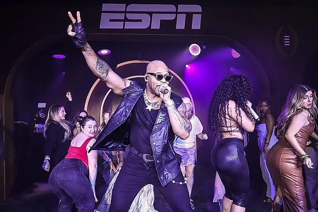 Flo Rida monta un espectáculo con un bebé en un partido de béisbol en Filadelfia