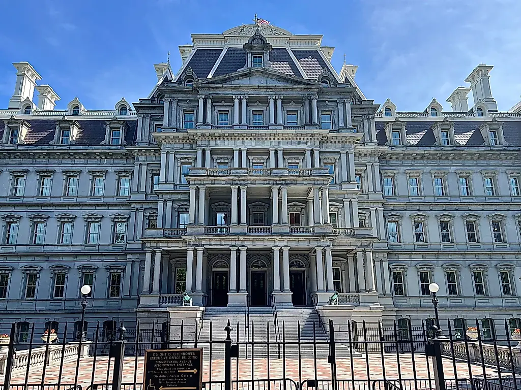 Un juez permite probar pintura en el edificio Eisenhower