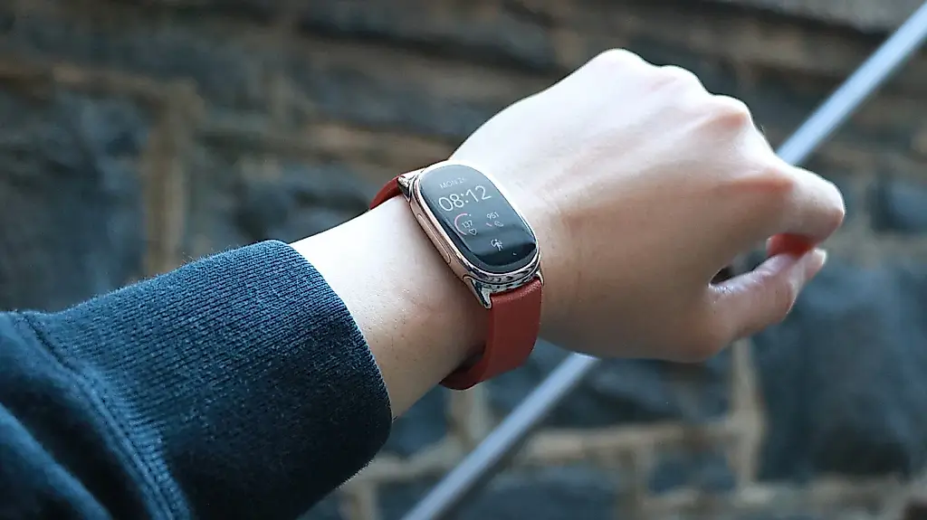 Fitbit Edge: трекер, который не требует жить с телефоном в руке