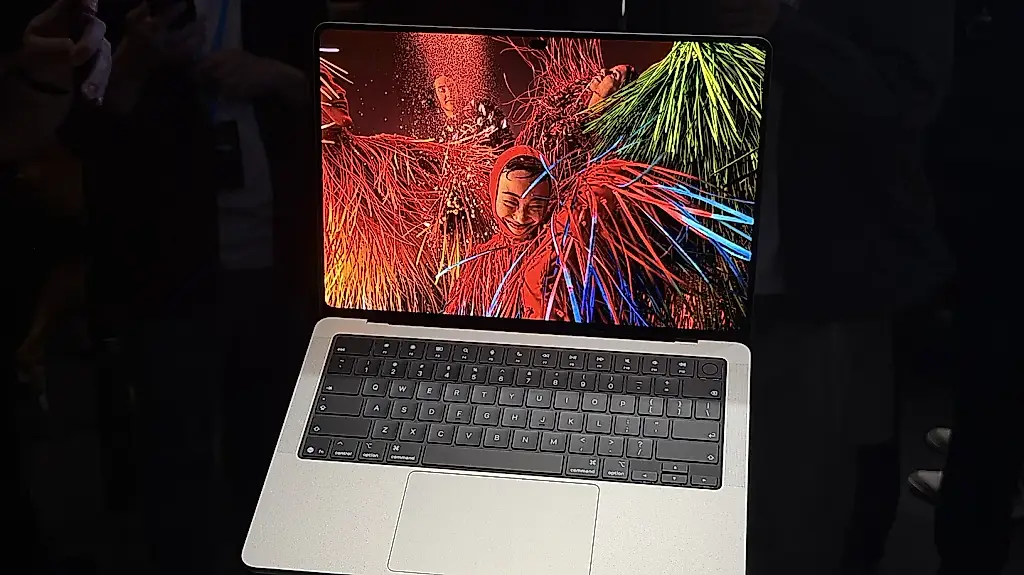 MacBook Pro за $14 549: Apple добавила сенсорный OLED — и выставила счёт