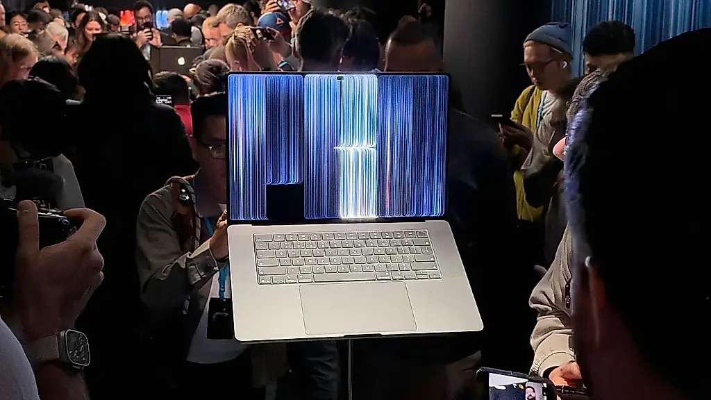 MacBook Pro: два OLED-слоя и чёрный глубже чёрного