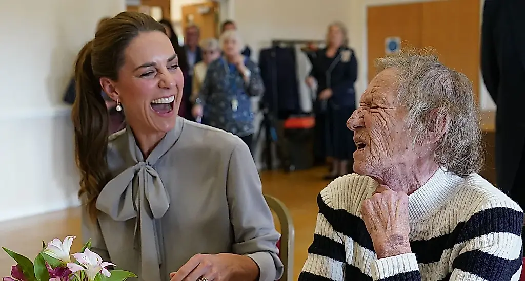 Kate Middleton se llevó una patata frita y charló con jubiladas en un club británico