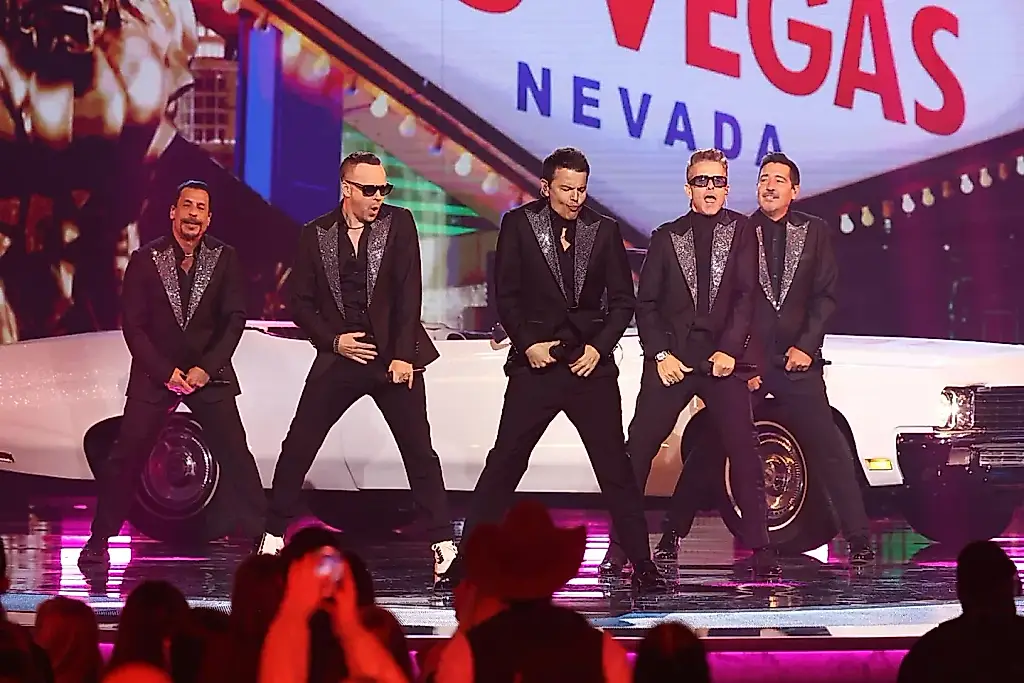 NKOTB se despide de Las Vegas: lágrimas, confeti y una sorpresa navideña