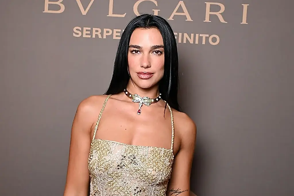 Dua Lipa vuelve a bromear con su italiano y convierte una frase sobre Milán en un meme