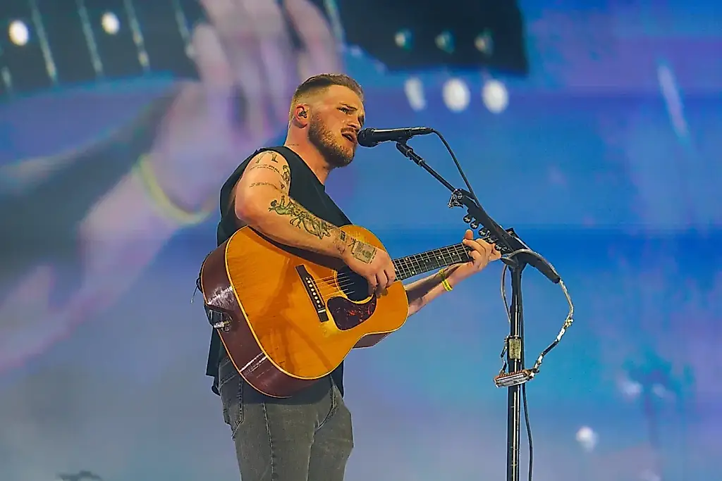 Zach Bryan bate el récord del Gillette Stadium y vuelve a ponerse la camiseta «Free Palestine»
