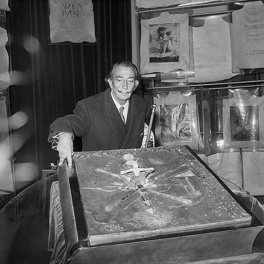 Roban una cubierta de Dalí