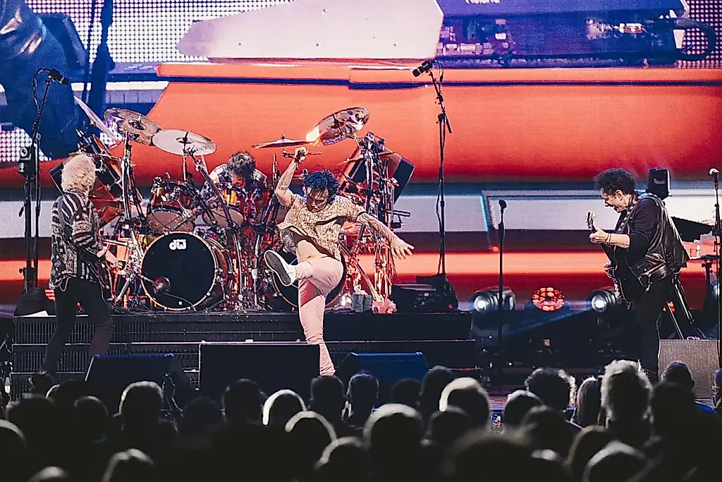 Барабанщик Journey потерял сознание на сцене — концерт продолжили после паузы