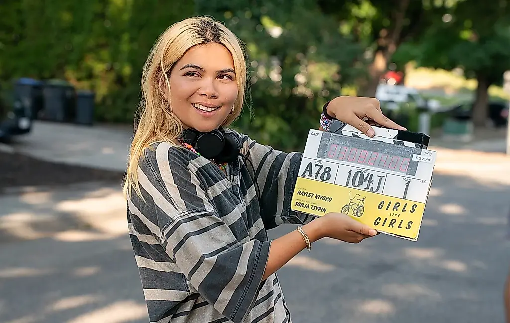 Hayley Kiyoko derriba el muro de Hollywood para «Girls Like Girls»