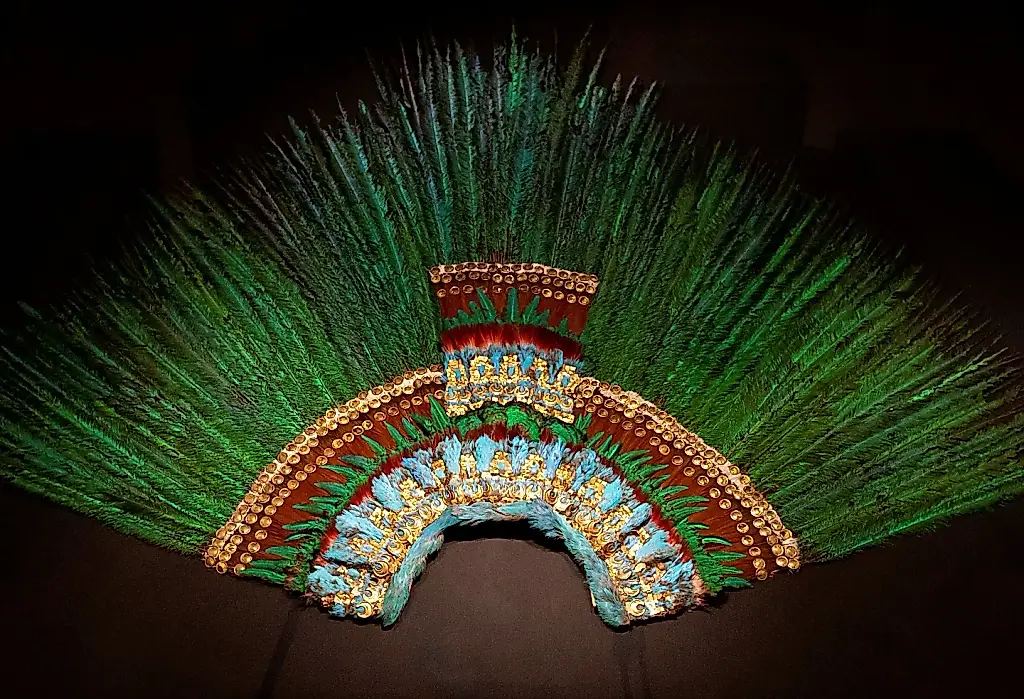 Candidato austríaco promete devolver a México el tocado de plumas de Moctezuma
