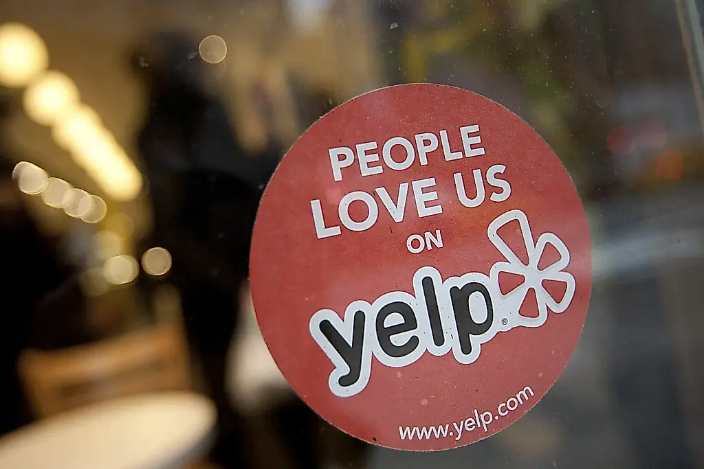 Yelp поставил паузу на отзывы о магазине из-за ссоры с Келли Кларксон