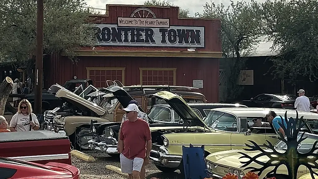 Cromo, donuts y un esqueleto bajo el capó: Cave Creek reunió a los amantes de los clásicos