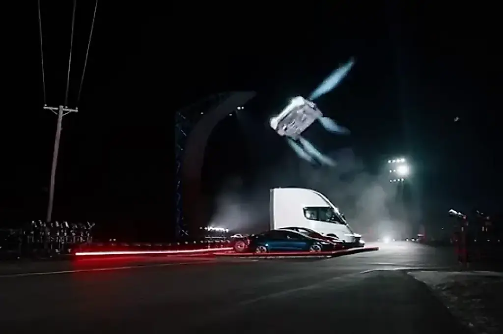 Tesla vuelve a inventar el salto, esta vez con voltereta