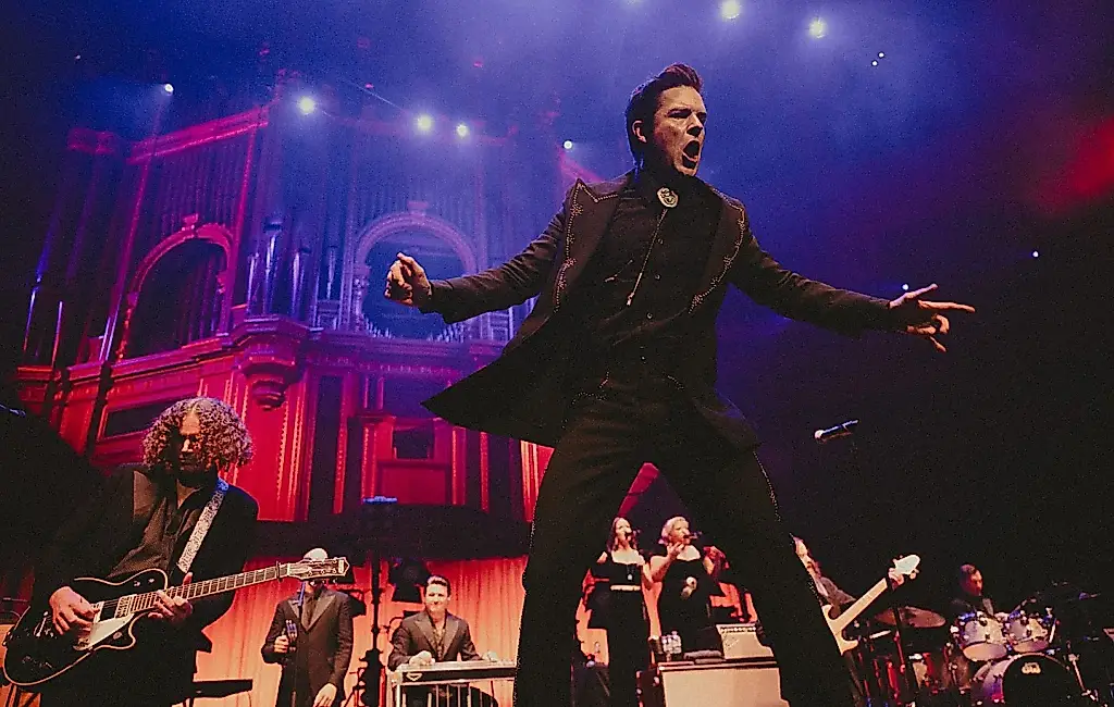 Brandon Flowers une a New Order con Johnny Cash