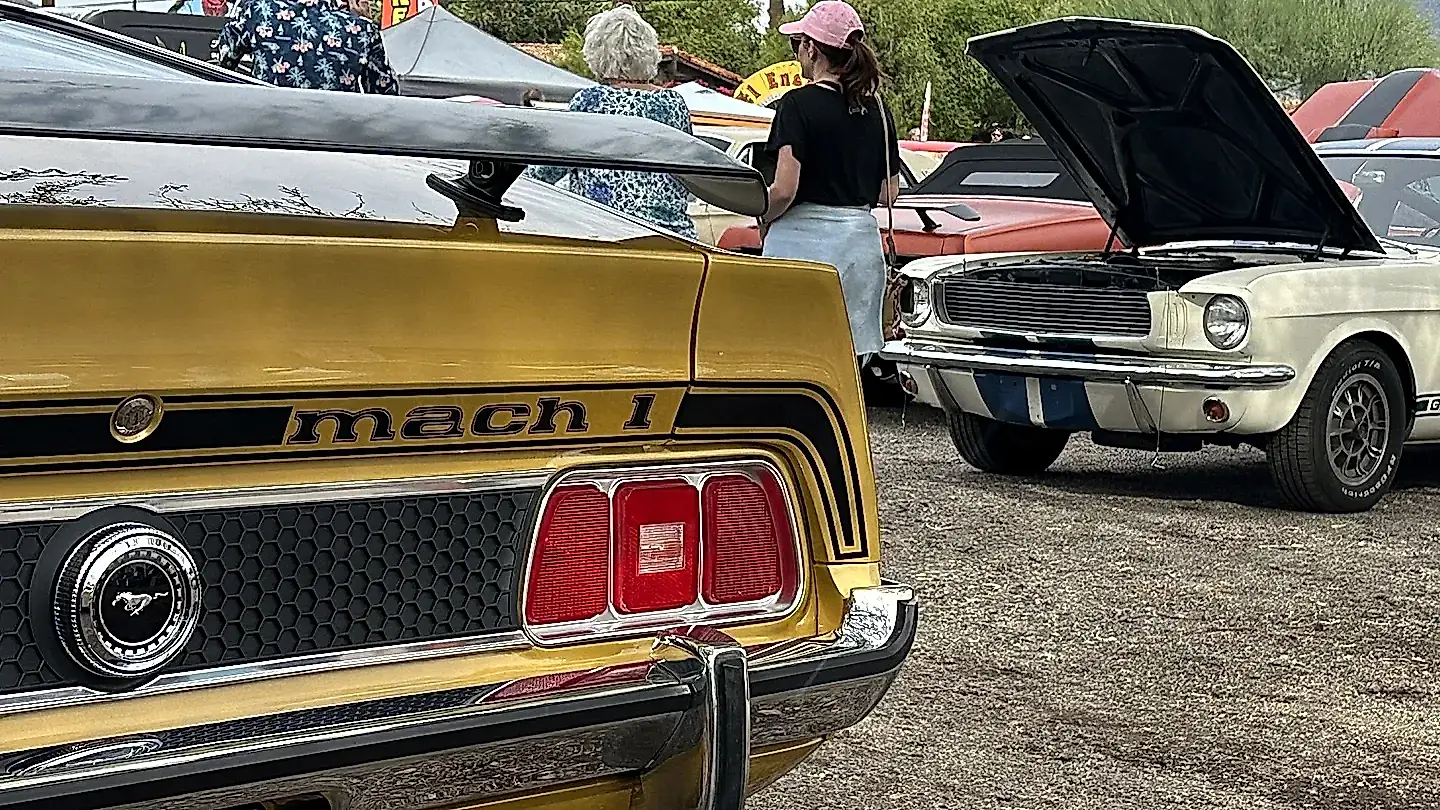 Cromo, donuts y un esqueleto bajo el capó: Cave Creek reunió a los amantes de los clásicos — foto 1