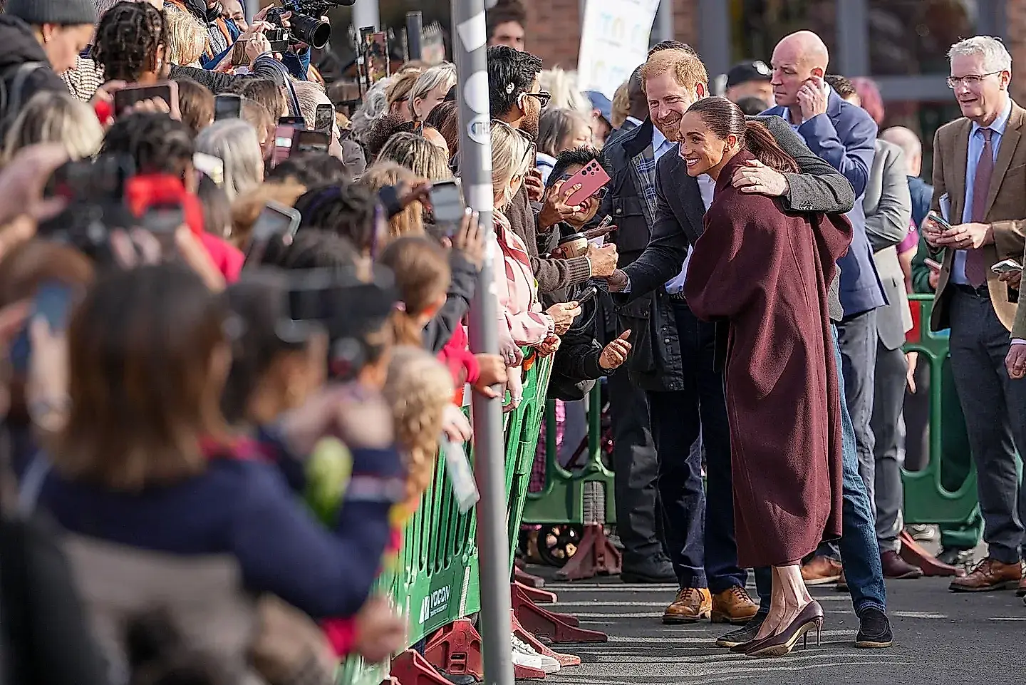 Harry y Meghan vuelven a ponerse en el papel de miembros de la realeza, pero, según se ha sabido, el acuerdo no lo decidieron ellos — foto 1
