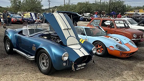 Cromo, donuts y un esqueleto bajo el capó: Cave Creek reunió a los amantes de los clásicos — foto 2