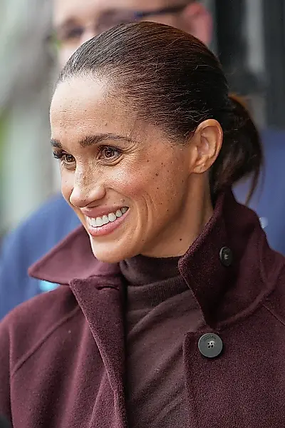 Meghan Markle reaparece en público casi sin joyas, y lo llaman toda una declaración — foto 3