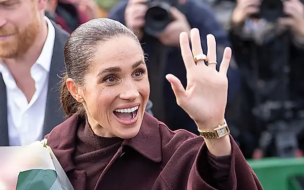 Meghan Markle reaparece en público casi sin joyas, y lo llaman toda una declaración — foto 1