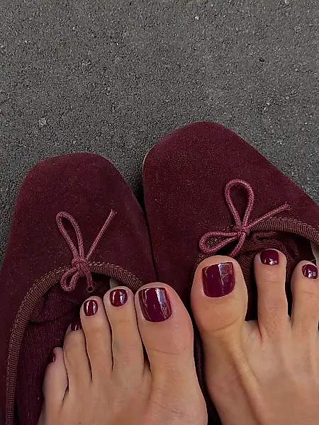 La pedicura no hiberna: 10 tonos otoñales para lucir con calzado abierto — foto 2