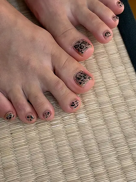 La pedicura no hiberna: 10 tonos otoñales para lucir con calzado abierto — foto 5