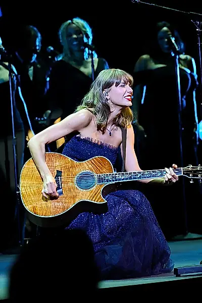 Swift cambia Dior por un Ralph Lauren transparente — foto 3