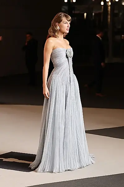 Swift cambia Dior por un Ralph Lauren transparente — foto 1
